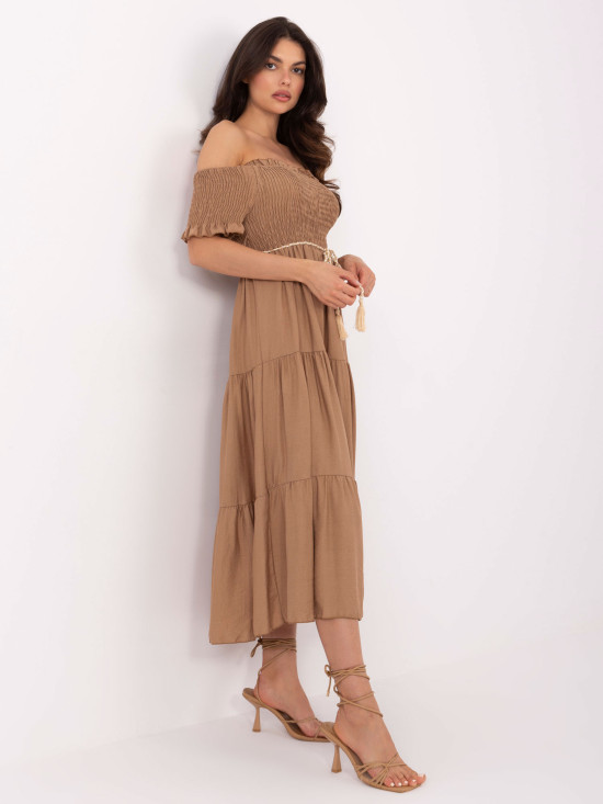 Elegantna razširjena obleka v camel barvi
