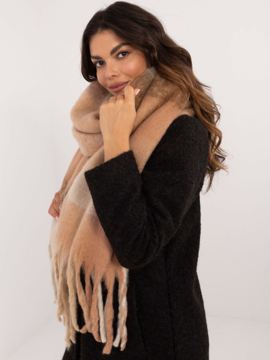 Rjav šal s karo vzorcem