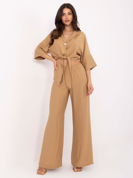 Elegantni komplet v camel barvi
