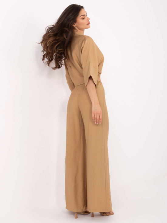 Elegantni komplet v camel barvi