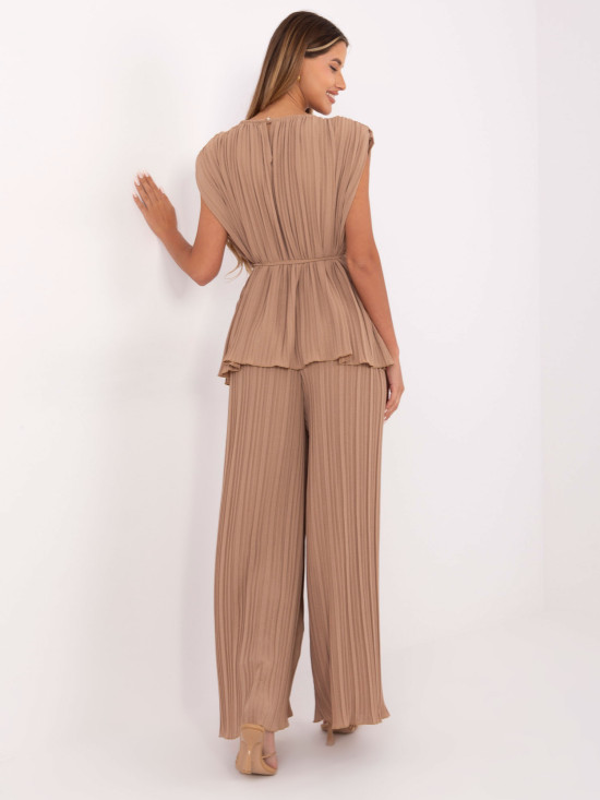 Eleganten komplet v camel barvi
