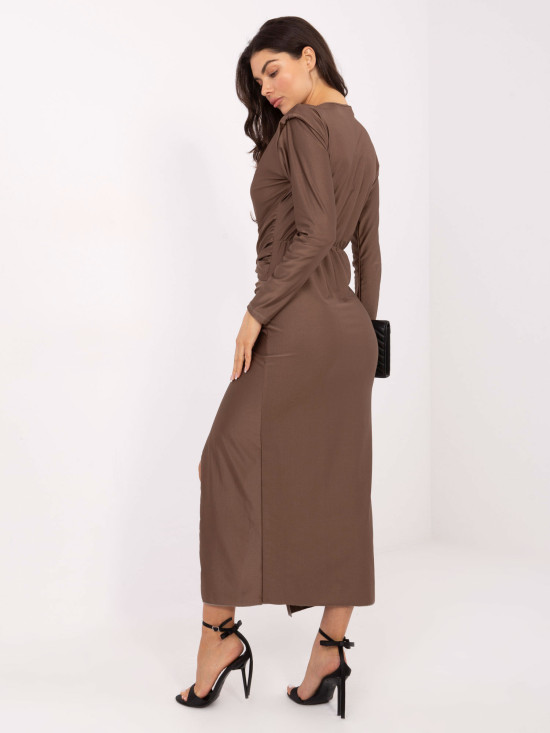 Elegantna bež maxi obleka z dolgimi rokavi in preklopnim izrezom
