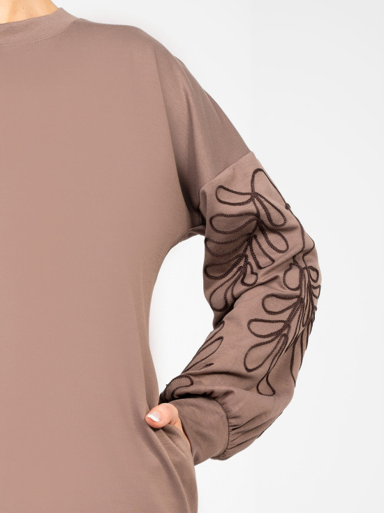 Bež mini obleka z vezenjem in napihnjenimi rokavi