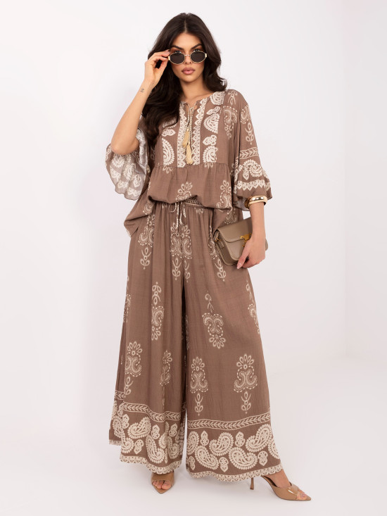 Bež komplet z vzorcem in zavezovanjem