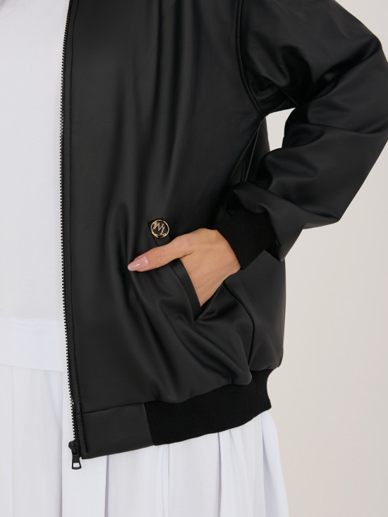 Črna prehodna jakna iz umetnega usnja s stoječim ovratnikom