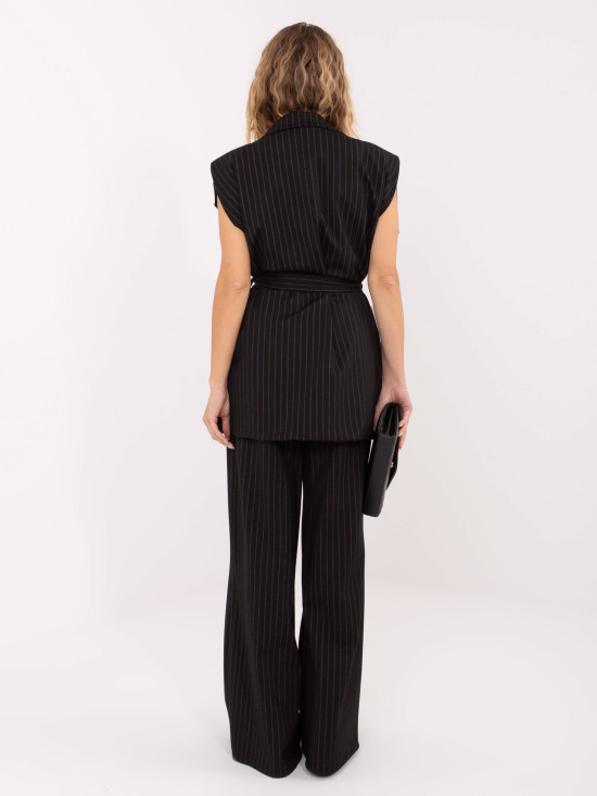 Elegantni črn črtast telovnik s pasom