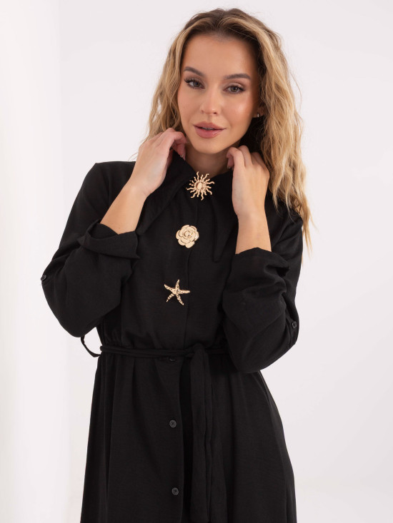 Črna razširjena midi obleka s pasom in broško