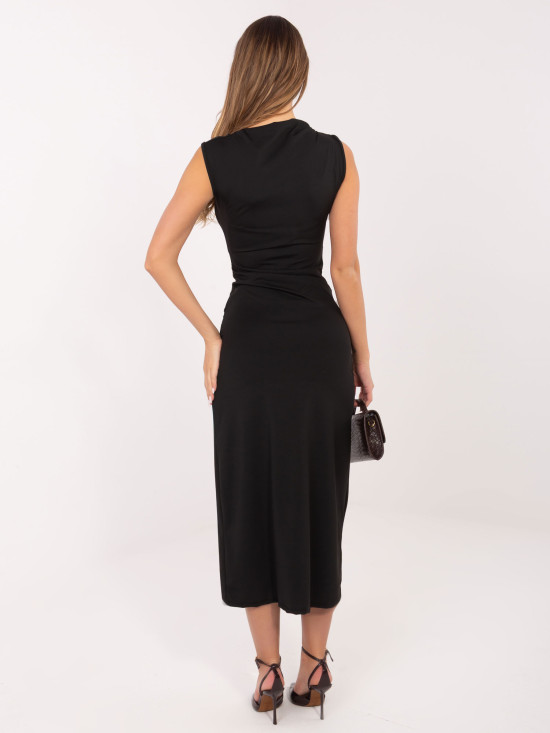 Elegantna črna midi obleka z vodoravnim izrezom
