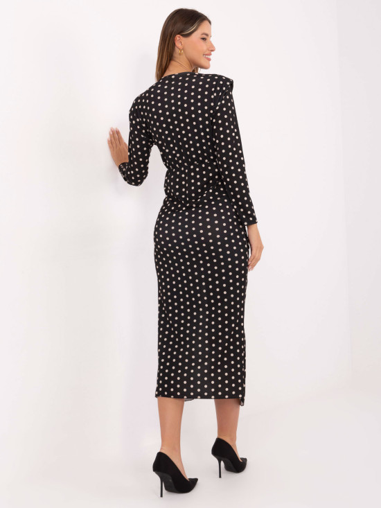 Črna midi oprijeta obleka s pikami in preklopnim izrezom