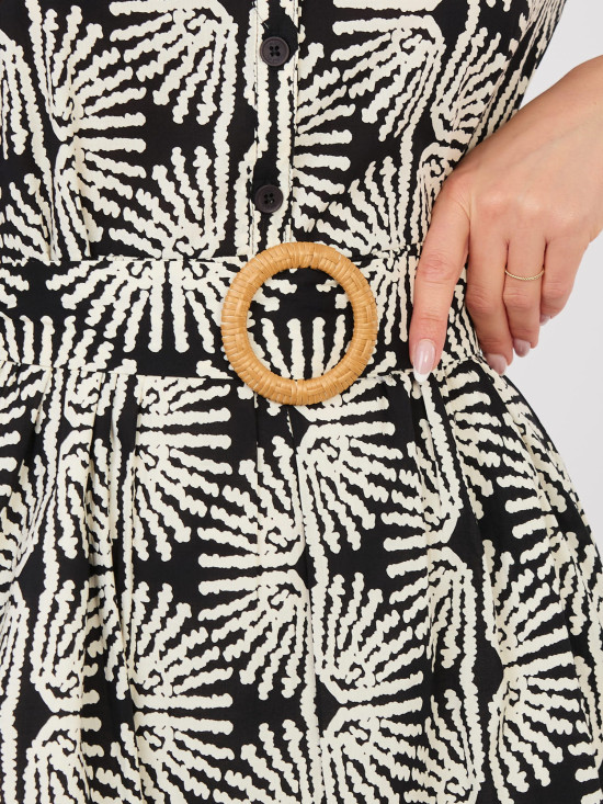 Črna obleka s pasom in volanom