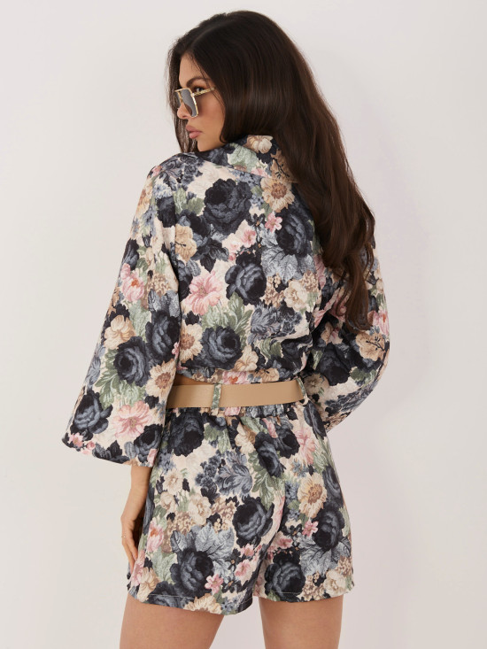 Črne kratke hlače s cvetličnim vzorcem, širokimi hlačnicami in pasom