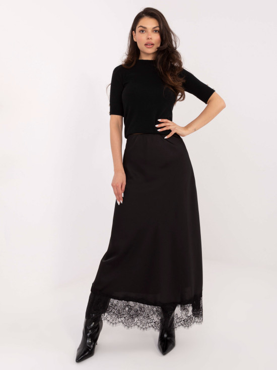 Eleganten črn pulover s stoječim ovratnikom in gumbi