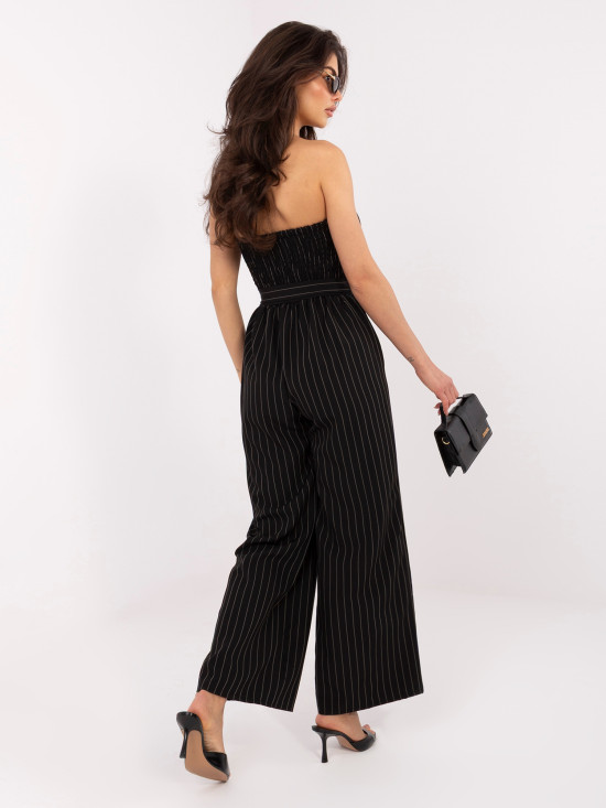 Črn črtast kombinezon s pasom in širokimi hlačnicami