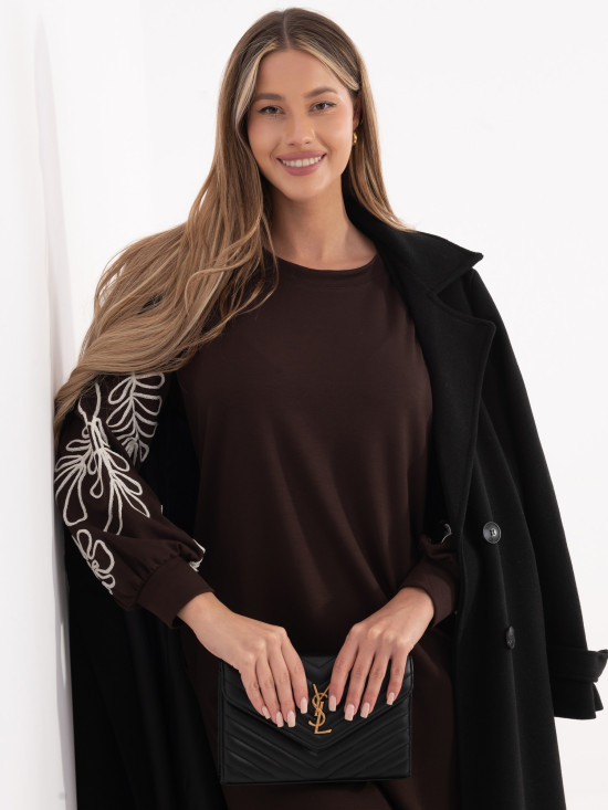 Kratka rjava obleka z vezenino in napihnjenimi rokavi