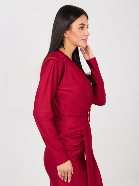 Elegantna rdeča maxi obleka z dolgimi rokavi in preklopnim izrezom