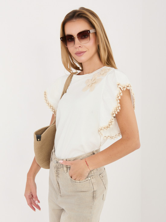 Bela bluza z aplikacijo