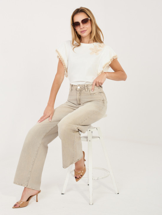 Bela bluza z aplikacijo