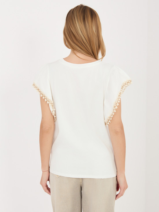 Bela bluza z aplikacijo