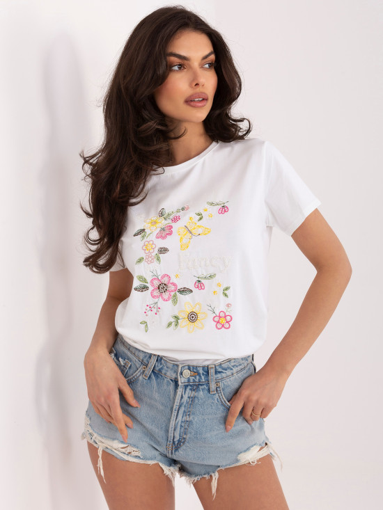 Bela majica z aplikacijo in vezenjem