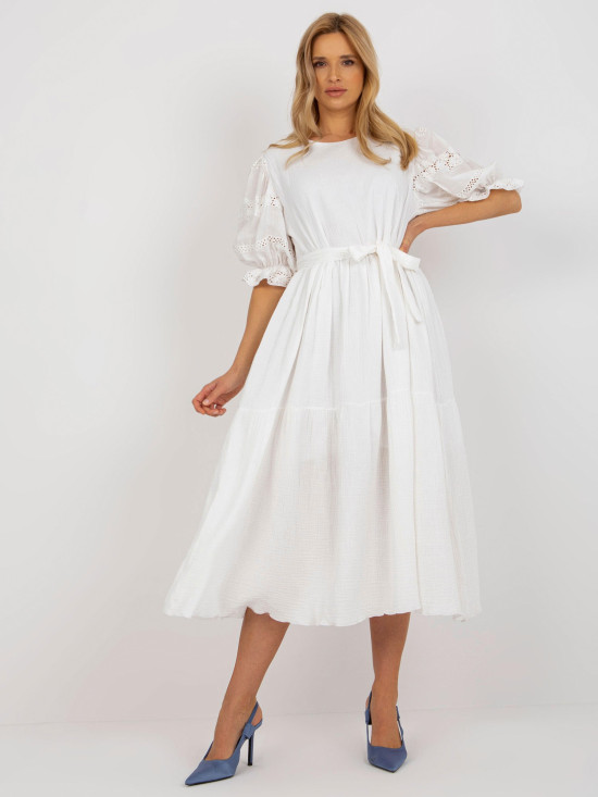 Ecru muslin oversize obleka z volanom in pasom