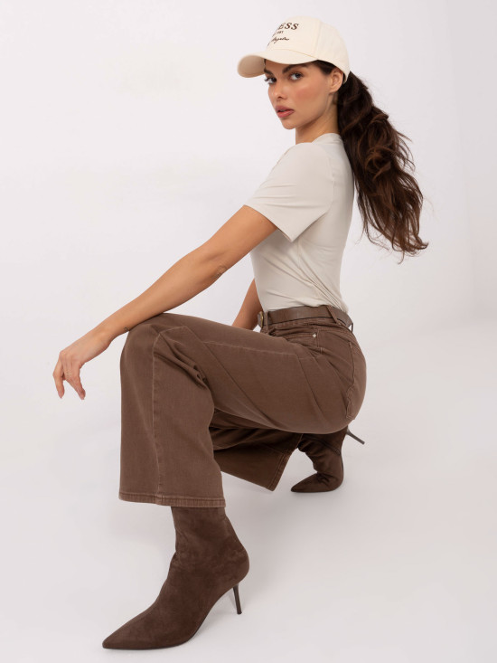 Bež bluza s kratkimi rokavi in okroglim izrezom