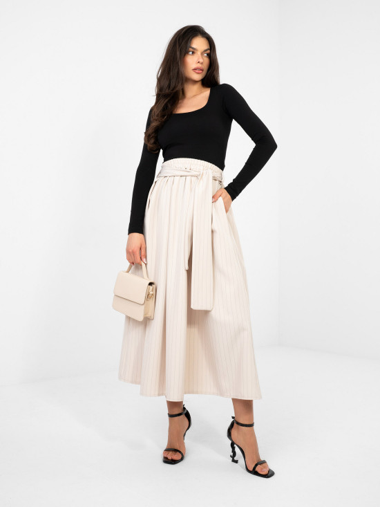 Elegantno bež midi krilo s črtami in pasom