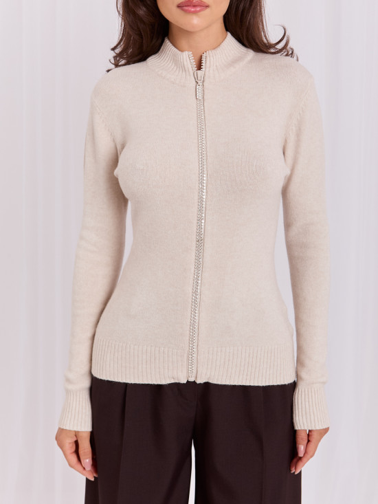 Eleganten bež pulover s stoječim ovratnikom in cirkoni