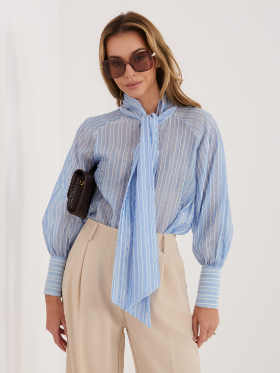 Ženska svetlo modra srajca s črtami in zavezovanjem