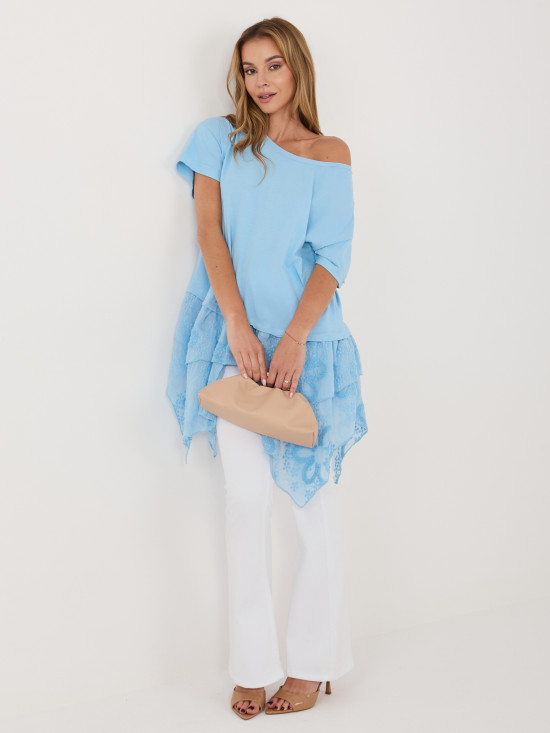 Svetlo modra bombažna bluza z volanom in vezenino