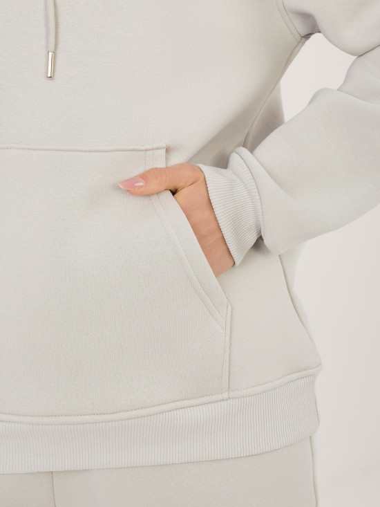 Ženski komplet s kapuco v svetlo sivi barvi