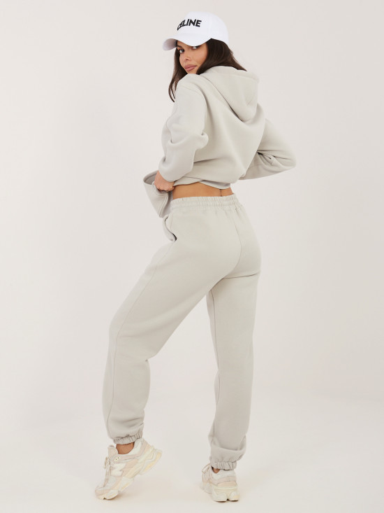 Ženski komplet s kapuco v svetlo sivi barvi