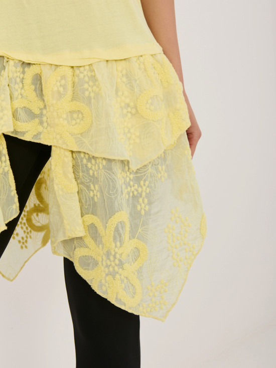 Rumena bombažna bluza z volanom in vezenino