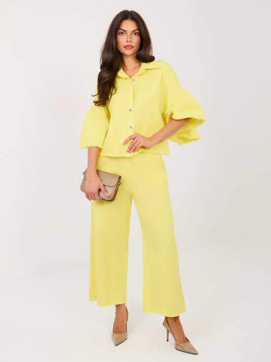 Kratka rumena jeans jakna z volanom in 3/4 rokavi