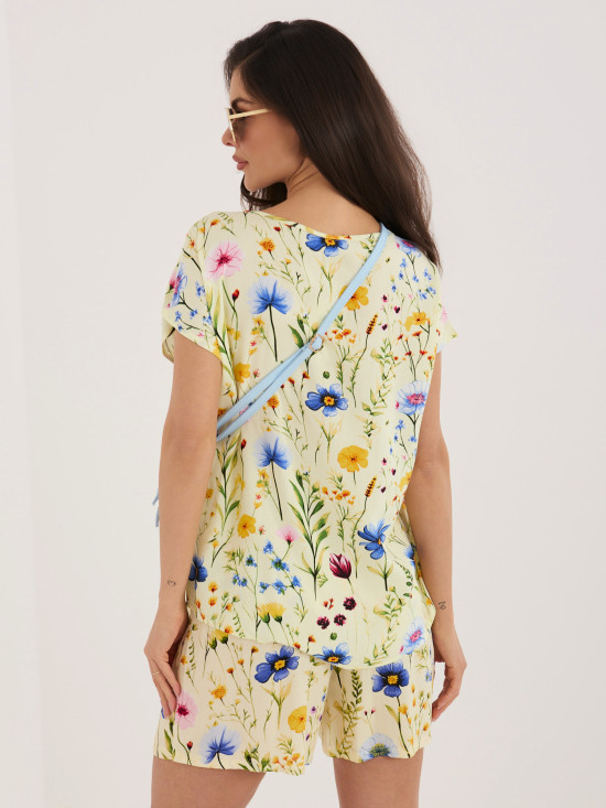 Rumene kratke hlače s cvetličnim potiskom