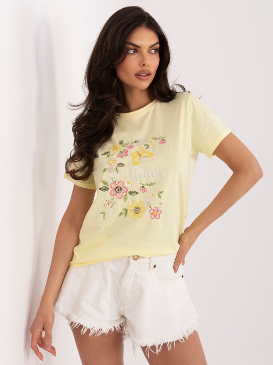 Rumena majica z aplikacijo in vezenjem