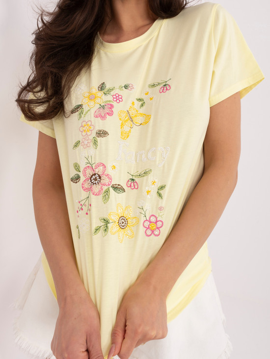 Rumena majica z aplikacijo in vezenjem