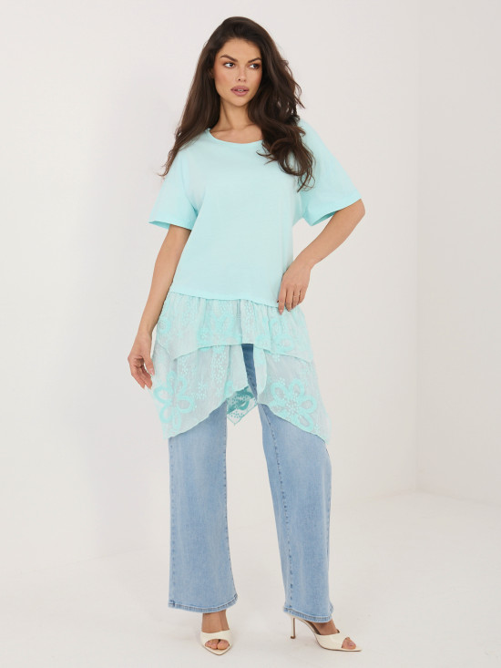 Mint bombažna bluza z volanom in vezenino