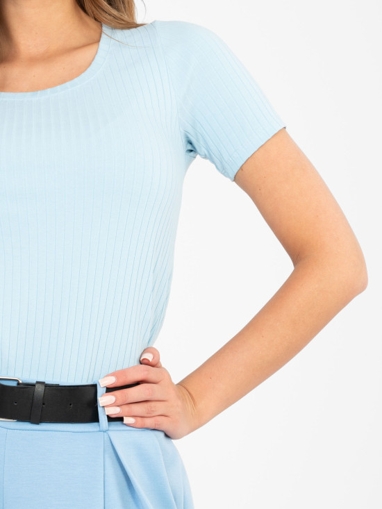 Svetlo modra rebrasta bluza s kratkimi rokavi