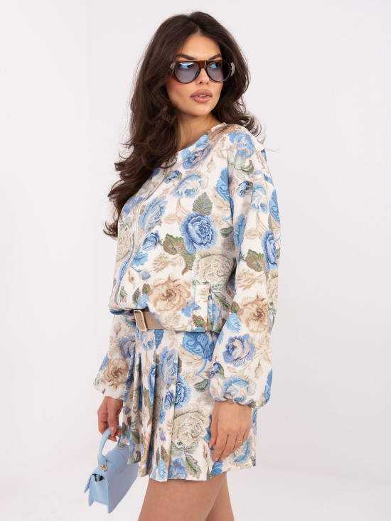 Modre kratke hlače s cvetličnim vzorcem in pasom