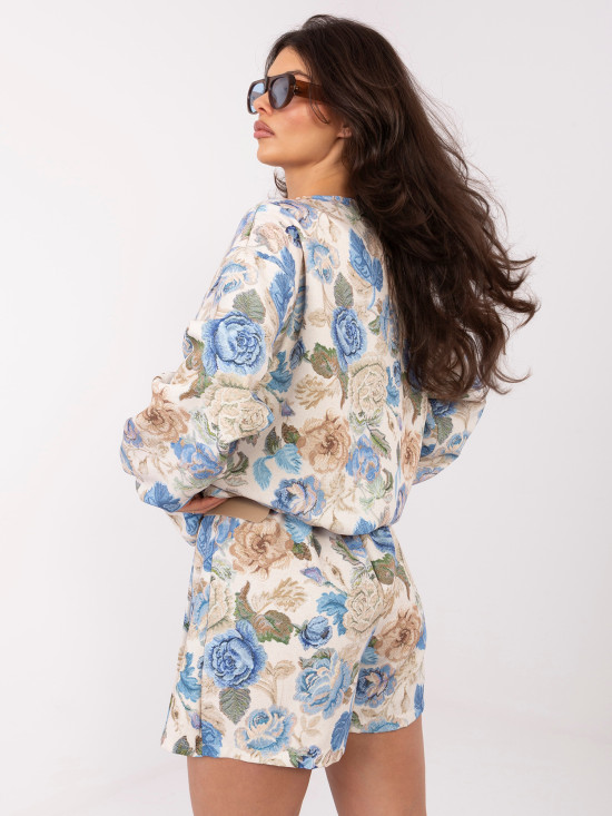 Modre kratke hlače s cvetličnim vzorcem in pasom