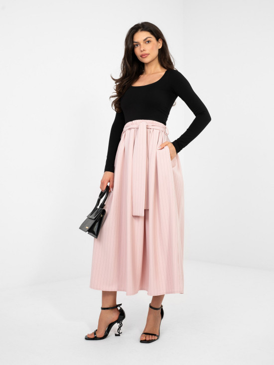 Elegantno roza midi krilo s pasom in črtastim vzorcem