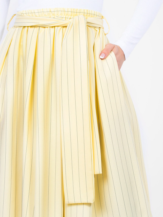 Rumeno elegantno midi krilo s pasom in črtami