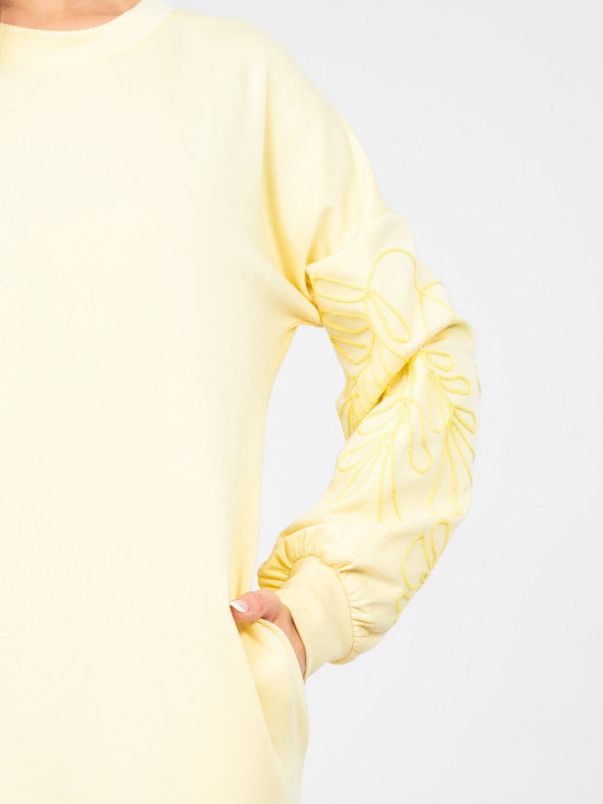 Rumena mini obleka z vezenjem in napihnjenimi rokavi