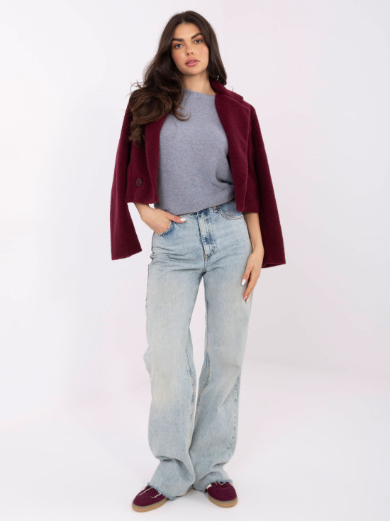 Siv pulover z gladko teksturo in kratkimi rokavi