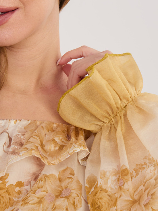 Rumena bluza s cvetličnim vzorcem in odprtimi rameni