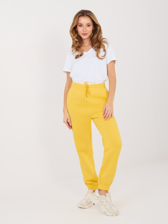 Rumene trenirke z visokim pasom in stranskimi žepi