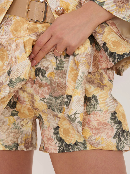 Rumene kratke hlače s cvetličnim vzorcem in širokimi hlačnicami