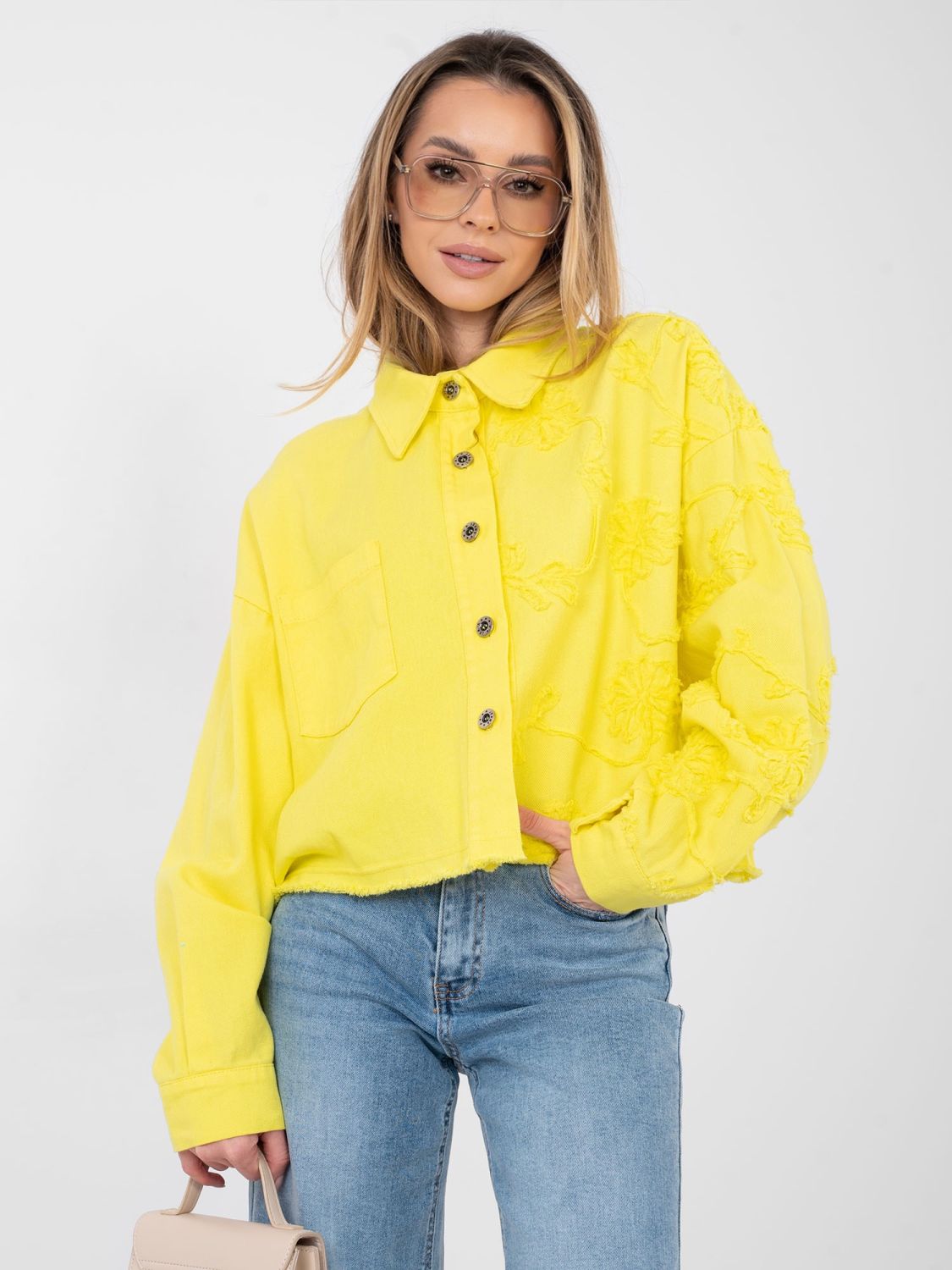 Kratka rumena jeans jakna s cvetlično aplikacijo