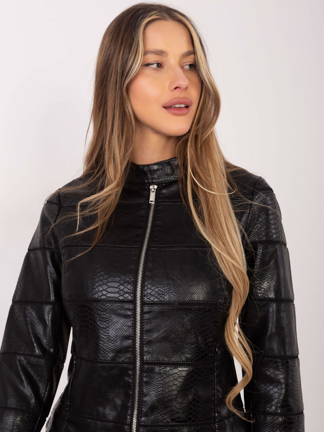 Črna prehodna jakna iz ekološke kože