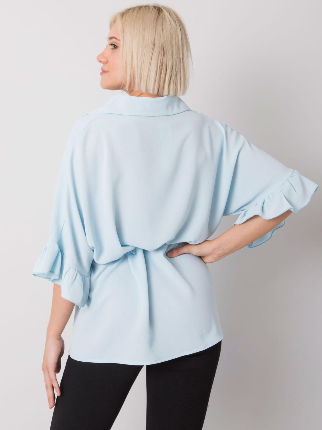 Stilska bluza s volanom v svetlo modri